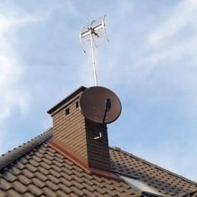 montaż anteny na stromym dachu