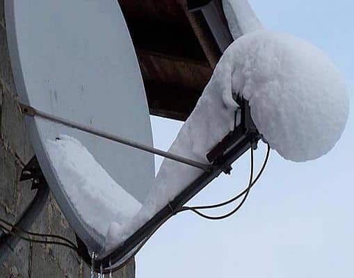 antena zasypana śniegiem