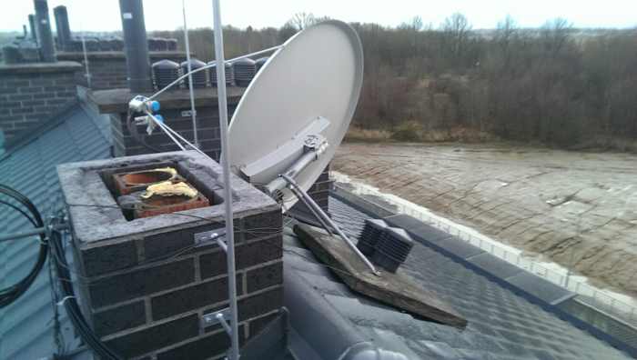 urwana antena satelitarna po nawałnicy