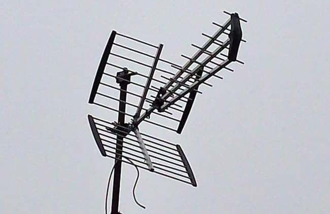 antena telewizyjna po uderzeniu pioruna