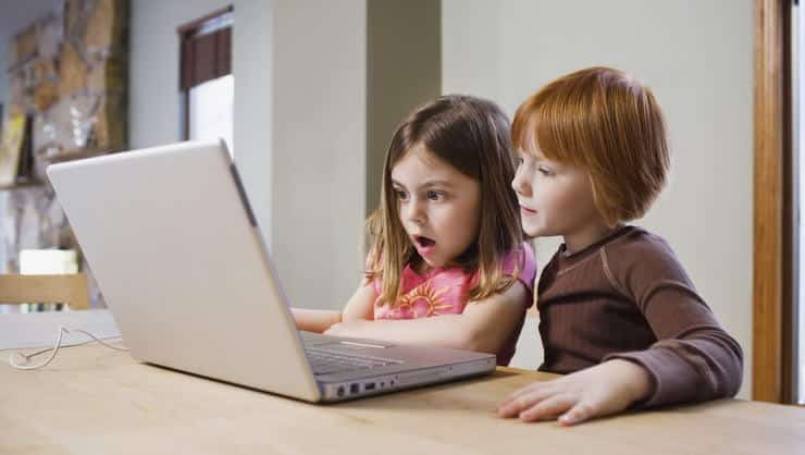dzieci korzystają z komputera