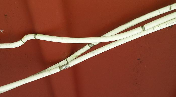 popękane kable antenowe
