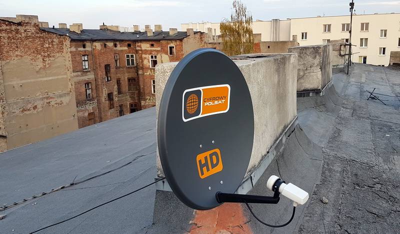 montaż anten tvsat cyfrowy Polsat na dachu kamienicy