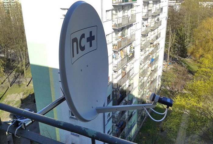 montaż anten NC+ na balustradzie balkonowej