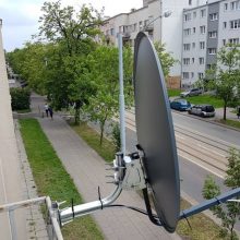 montaż anteny satelitarnej 80cm balkon1