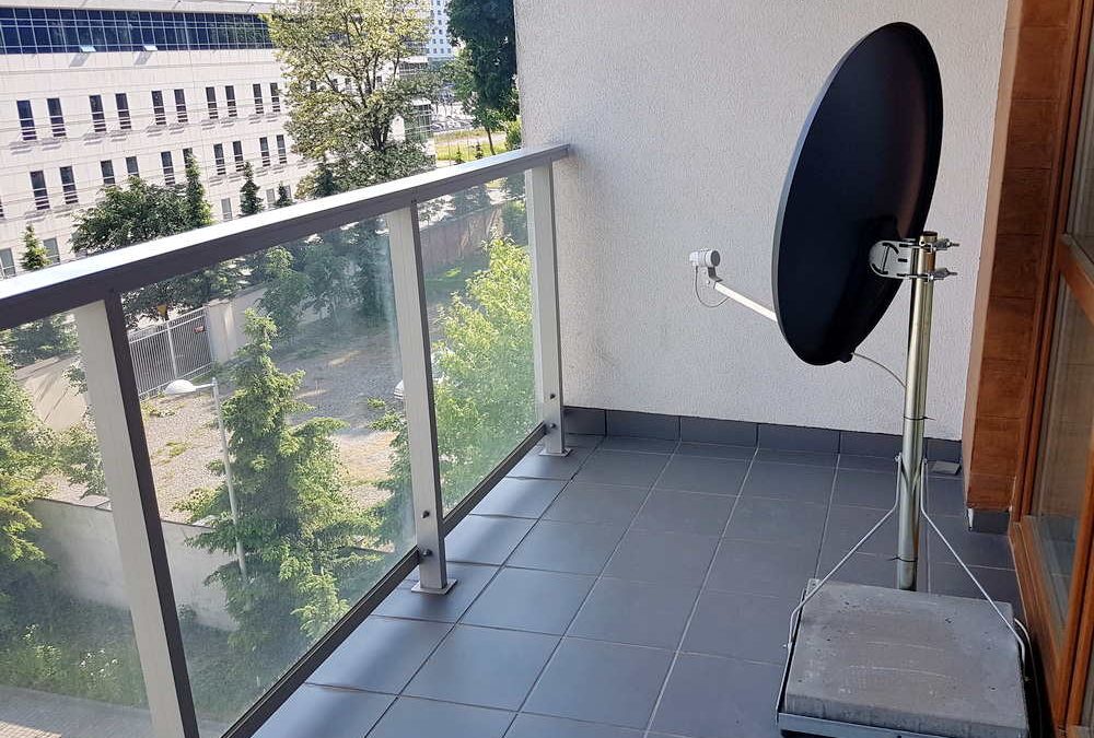 montaż anteny satelitarnej na stojaku z płytą betonową