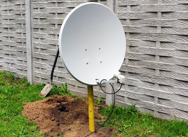 montaż anteny satelitarnej w ogrodzie na maszcie