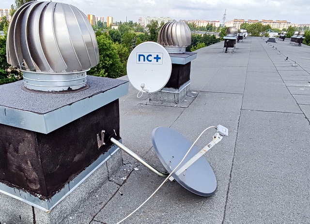 naprawa wyrwanej anteny satelitarnej NC+ na dachu